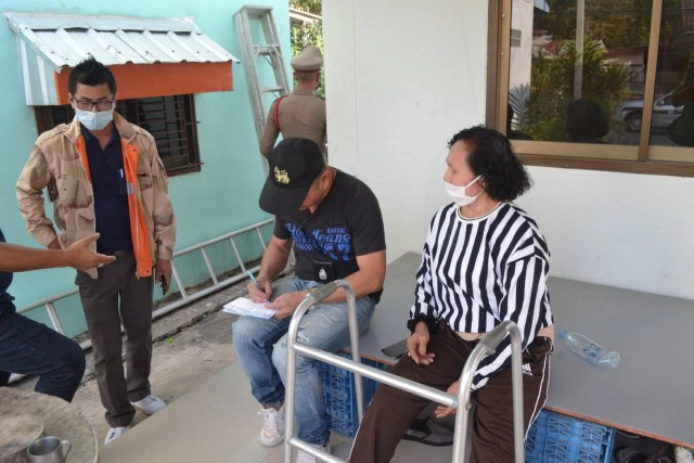 ยายวัย66แทบช็อก!พบระเบิดสงครามM67อยู่ข้างกำแพงบ้าน