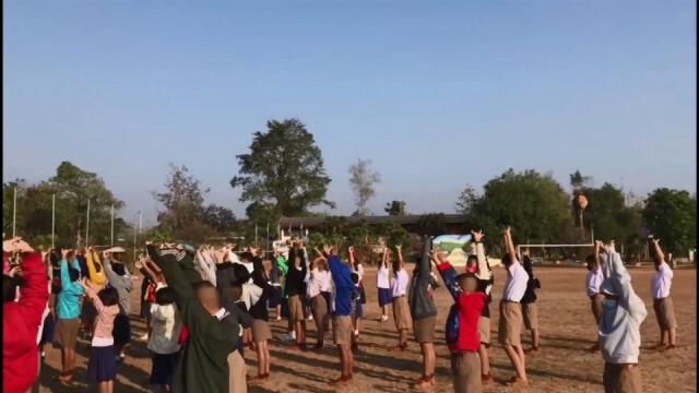 ออกกำลังกายหน้าเสาธง-คลายหนาว