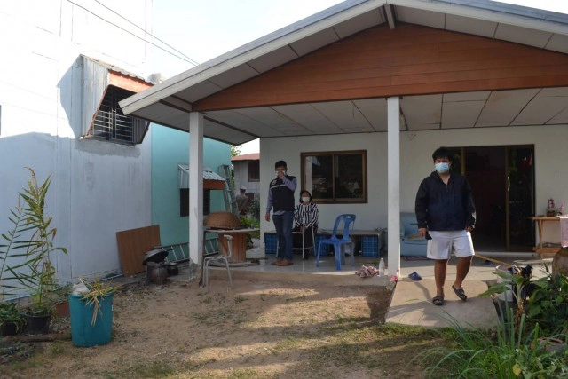 ยายวัย66แทบช็อก!พบระเบิดสงครามM67อยู่ข้างกำแพงบ้าน