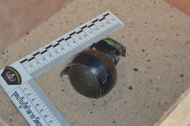 ยายวัย66แทบช็อก!พบระเบิดสงครามM67อยู่ข้างกำแพงบ้าน