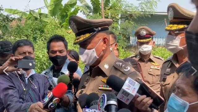 ตำรวจวิสามัญหนุ่มคลั่ง เผาบ้านตัวเอง และทำร้ายผู้อื่น