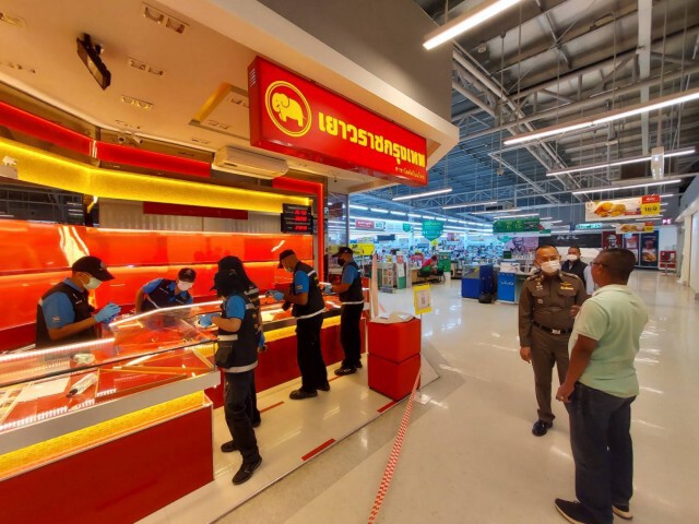 คนร้ายถือปืนพกสั้นบุกเดี่ยวชิงทองในห้างโลตัสโนนไทย โคราช