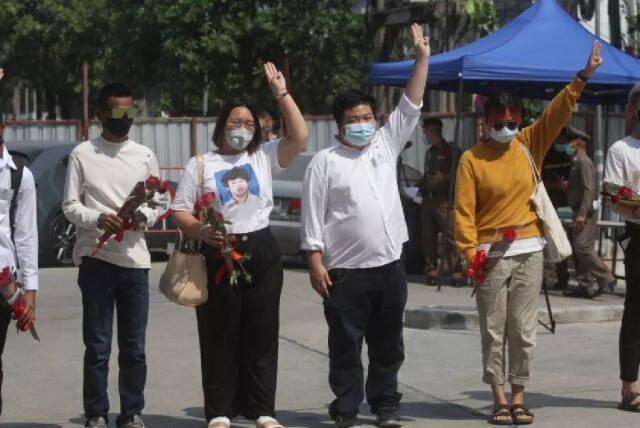 "รุ้ง-เพนกวิน" พร้อมพวก โผล่รายงานตัว คดี ม.112