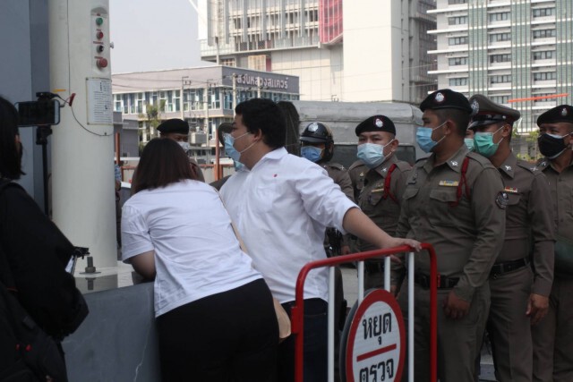 ชุลมุน "เพนกวิน-รุ้ง" วิ่งกดปุ่มเสาธง หน้าโรงพักปทุมวัน