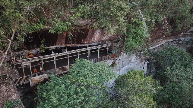 ตามรอยเกจิดังเที่ยววัดถ้ำสูงดอยสวรรค์เทือกเขาภูพานน้อย