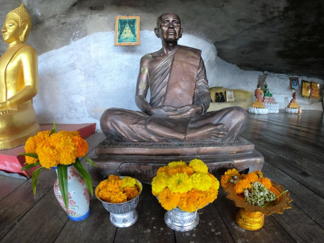 ตามรอยเกจิดังเที่ยววัดถ้ำสูงดอยสวรรค์เทือกเขาภูพานน้อย