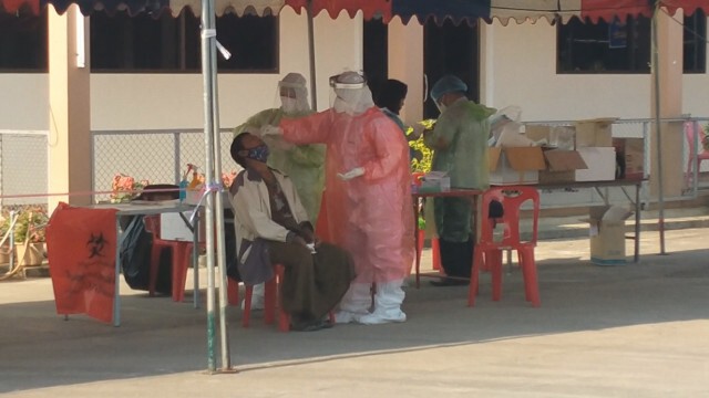 ชาวเมียนมาครึ่งพัน-ต่อคิวยาวคัดกรองโควิด