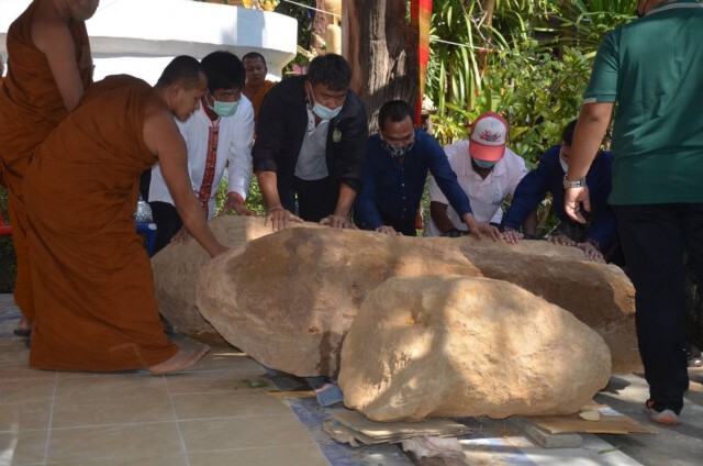ชาวบ้านทำพิธีอัญเชิญเสามาเสมาโบราญ 8 เหลี่ยมเก็บรักษาอยู่คู่ชุมชน