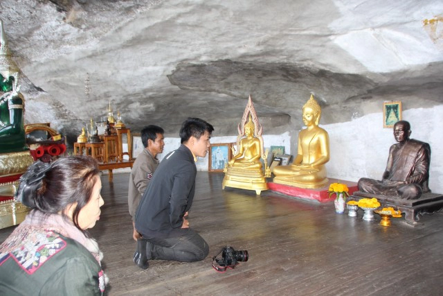 ตามรอยเกจิดังเที่ยววัดถ้ำสูงดอยสวรรค์เทือกเขาภูพานน้อย