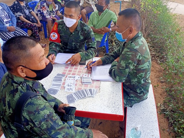 วงแตกกระเจิงทหารเข้าทลายบ่อนไพ่รวบได้16 ราย ไพ่4สำรับ