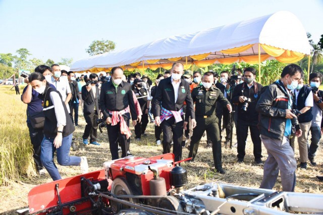 รัฐมนตรีเกษตรฯ ทดสอบนวัตกรรมรถเกี่ยวข้าวขนาดเล็ก