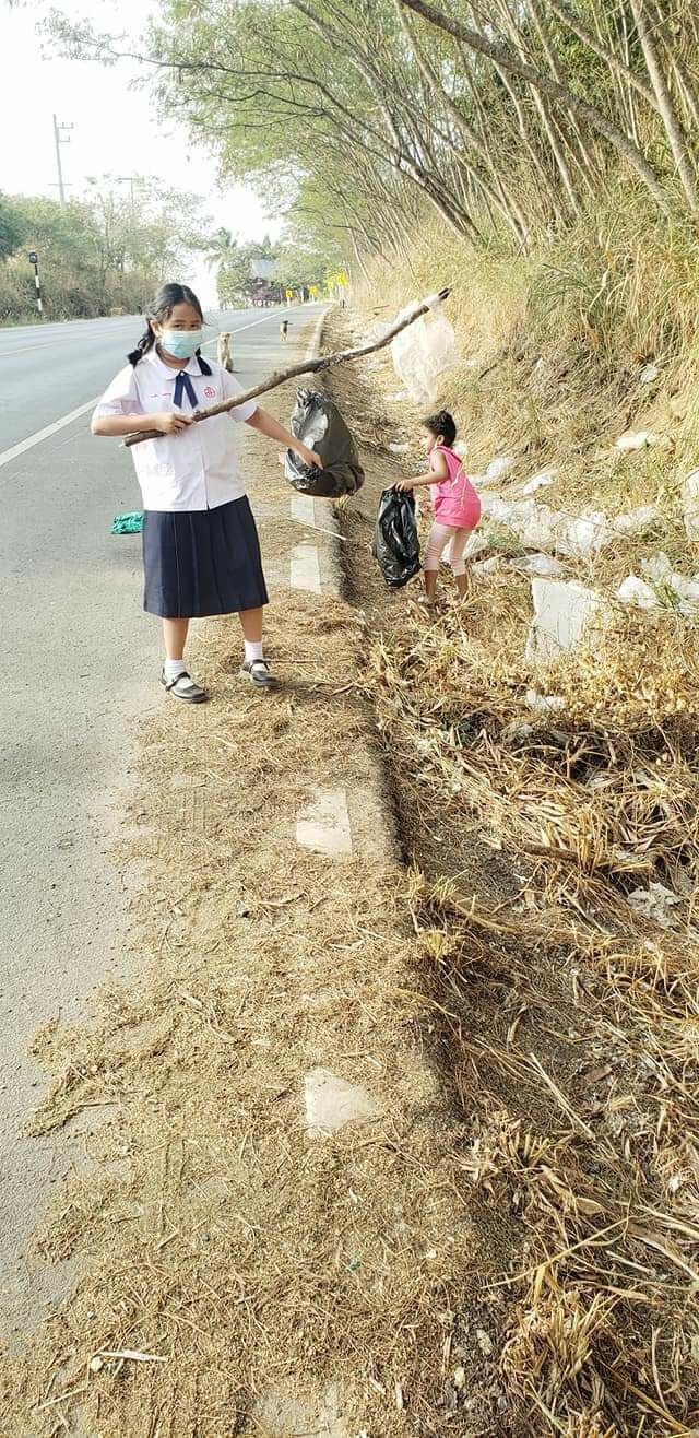 ทำความดีต่อเนื่องสองหนูน้อยจิตอาสาเก็บขยะริมถนน