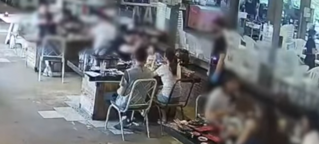 เปิดคลิป! ลูกค้ากินบุฟเฟต์ไม่หมด เทอาหารลงบนโต๊ะ งานนี้ร้านดังแฉเอง