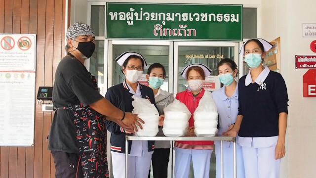 "ปันอิ่ม"แจกข้าวกล่องบรรเทาช่วงโควิดระบาด