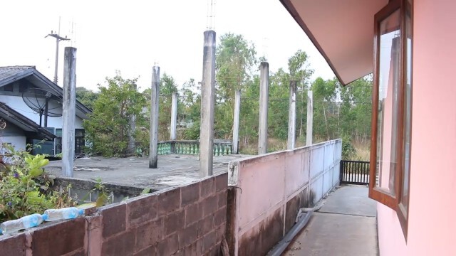 สุดทนหนุ่มข้างบ้านคลั่งอาละวาดก่อกวนมานาน