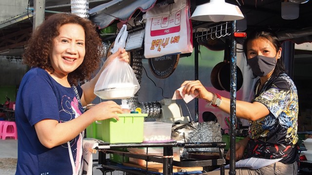 "ปันอิ่ม"แจกข้าวกล่องบรรเทาช่วงโควิดระบาด