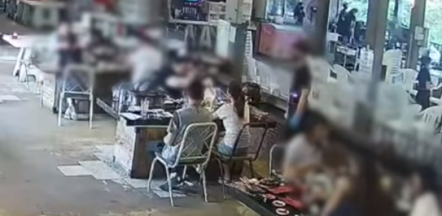 เปิดคลิป! ลูกค้ากินบุฟเฟต์ไม่หมด เทอาหารลงบนโต๊ะ งานนี้ร้านดังแฉเอง