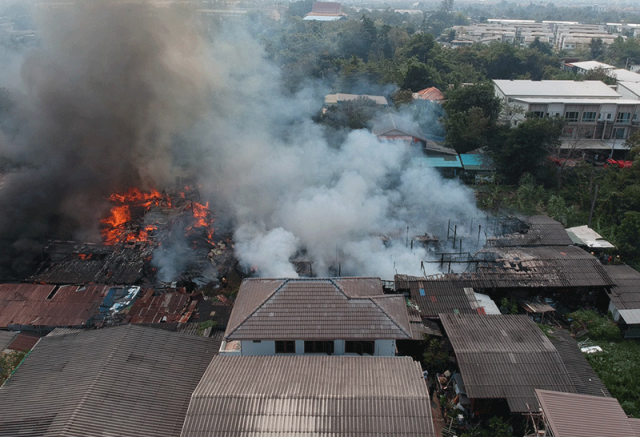 ไฟไหม้ห้องเช่าชุมชนย่านท่าน้ำบางศรีเมืองวอด 24 ห้อง