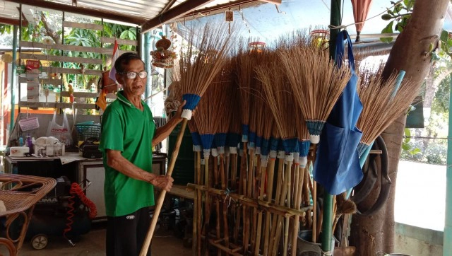 ตาวัย74ปีทำไม้กวาดก้านมะพร้าวขายเดือนละหมื่น สู้ภัยโควิด