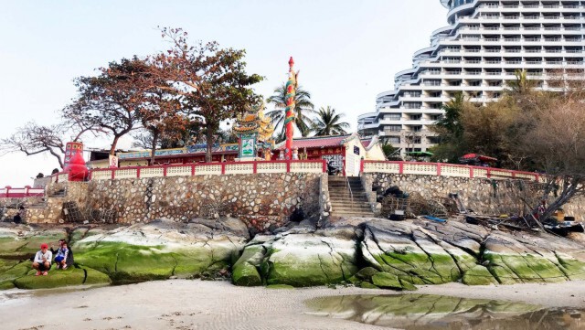 นักท่องเที่ยวแห่เซลฟี่ "ชายหาดหัวหิน" โขดหินนับร้อยก้อนโผล่ชายหาด