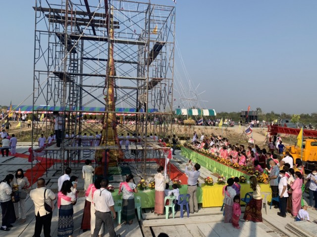 ชาวบ้านนับพันรำบวงสรวง ยกยอดทองคำปราสาทศรีบึงบูรพ์