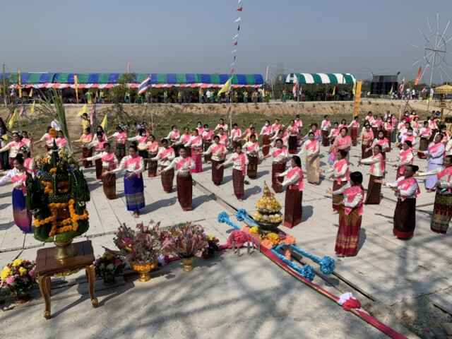 ชาวบ้านนับพันรำบวงสรวง ยกยอดทองคำปราสาทศรีบึงบูรพ์