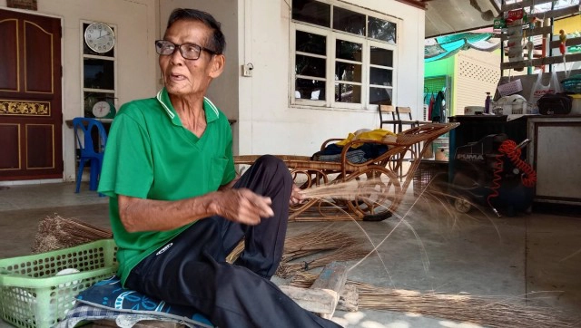 ตาวัย74ปีทำไม้กวาดก้านมะพร้าวขายเดือนละหมื่น สู้ภัยโควิด