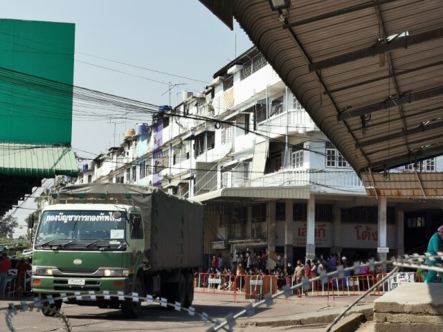 ลำเลียงผู้ติดเชื้อโควิด-19 ตลาดกลางกุ้ง ส่งโรงพยาบาลสนามเพิ่มอีก55ราย