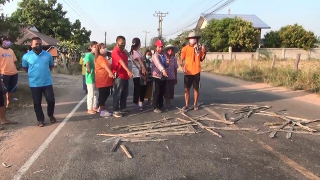 โวยรถบรรทุกอ้อย-มันหนีด่านชั่งน้ำหนักวิ่งฝ่าชุมชนทำถนนทรุด