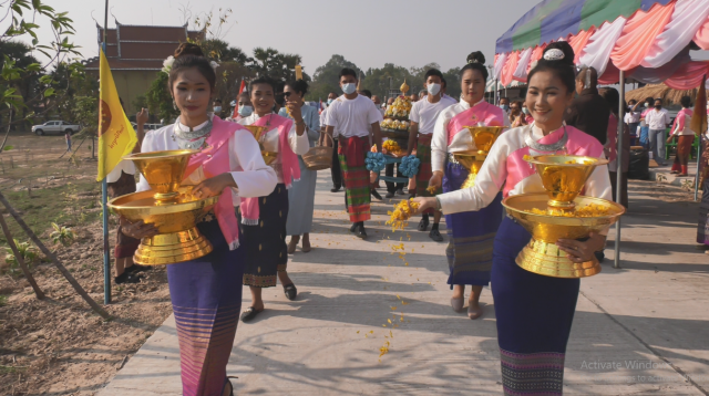 ชาวบ้านนับพันรำบวงสรวง ยกยอดทองคำปราสาทศรีบึงบูรพ์