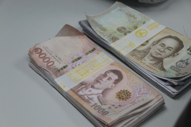 ชาวบ้านพบถุงปริศนากลางทุ่งนา ตลึงธนบัตรปลอมแบงค์พันเป็นฟ่อน