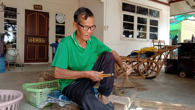 ตาวัย74ปีทำไม้กวาดก้านมะพร้าวขายเดือนละหมื่น สู้ภัยโควิด