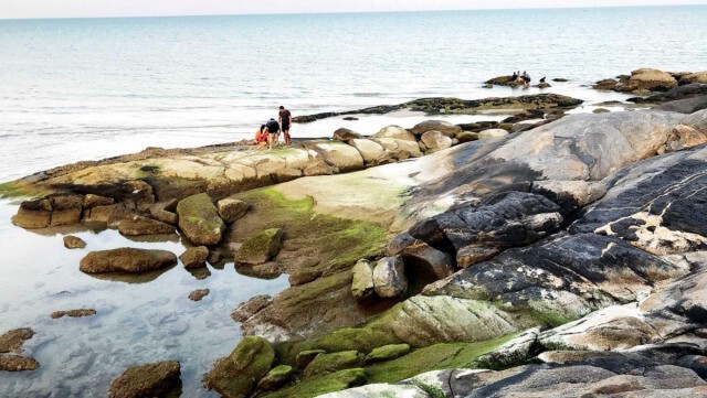 นักท่องเที่ยวแห่เซลฟี่ "ชายหาดหัวหิน" โขดหินนับร้อยก้อนโผล่ชายหาด