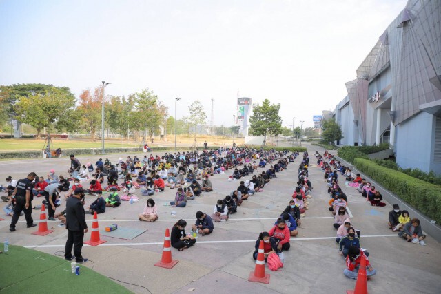 นอนต่อคิวรอซื้อขนมแบรนด์ดัง รับจ้างหิ้วรายได้วันละพัน
