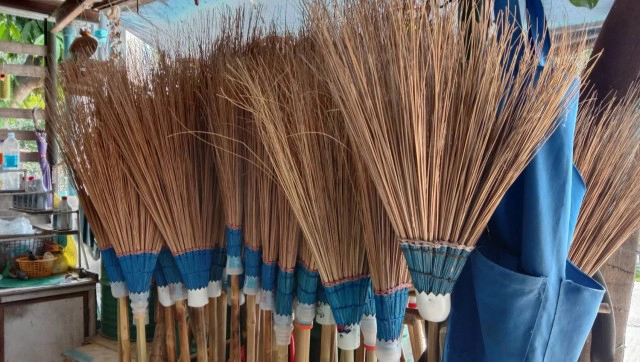 ตาวัย74ปีทำไม้กวาดก้านมะพร้าวขายเดือนละหมื่น สู้ภัยโควิด