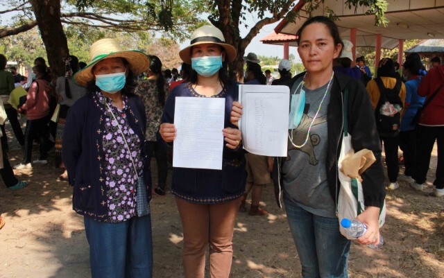 ชาวบ้านชูป้ายค้านคำสั่งผู้อำนวยการโรงเรียนกลับคืนตำแหน่ง