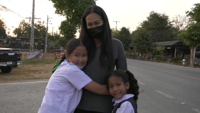 เปิดใจ 2 หนูน้อย ช่วยกันเก็บขยะริมถนนอำเภอวังน้ำเขียว