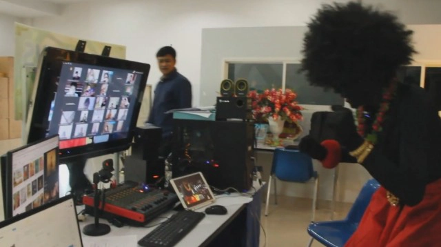 สุดครีเอท! ครูแต่งชุดแฟนซี สอนออนไลน์สร้างสีสันดึงเด็กเข้าเรียนออนไลน์