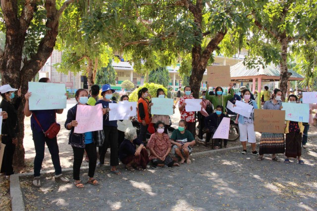 ชาวบ้านชูป้ายค้านคำสั่งผู้อำนวยการโรงเรียนกลับคืนตำแหน่ง