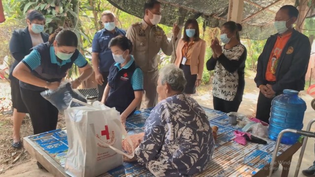 ร่วมส่งต่อข้าวสารอาหารแห้งที่ใส่บาตร ให้ผู้ป่วยติดเตียง-ผู้สูงอายุ
