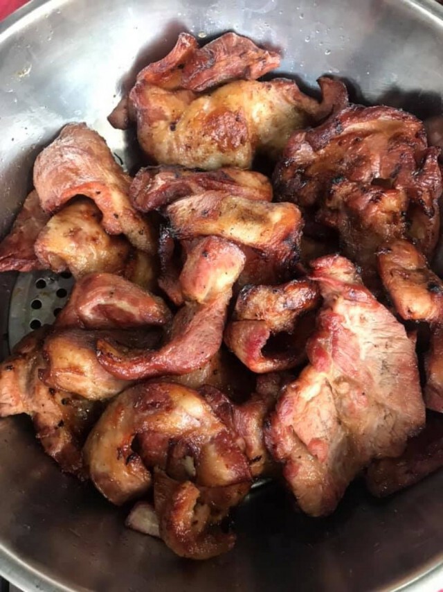 "ไผ่ พงศธร" ช่วยพี่สาวปิ้งลูกชิ้นขายที่ร้านลาบ หารายได้เสริมหลังถูกยกเลิกงานในช่วงโควิด-19