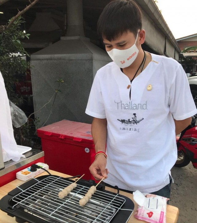 "ไผ่ พงศธร" ช่วยพี่สาวปิ้งลูกชิ้นขายที่ร้านลาบ หารายได้เสริมหลังถูกยกเลิกงานในช่วงโควิด-19