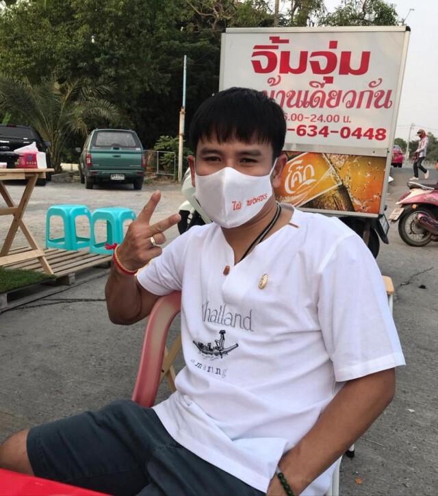 "ไผ่ พงศธร" ช่วยพี่สาวปิ้งลูกชิ้นขายที่ร้านลาบ หารายได้เสริมหลังถูกยกเลิกงานในช่วงโควิด-19