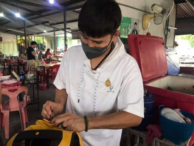 "ไผ่ พงศธร" ช่วยพี่สาวปิ้งลูกชิ้นขายที่ร้านลาบ หารายได้เสริมหลังถูกยกเลิกงานในช่วงโควิด-19