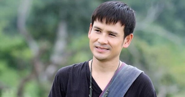"ไผ่ พงศธร" ช่วยพี่สาวปิ้งลูกชิ้นขายที่ร้านลาบ หารายได้เสริมหลังถูกยกเลิกงานในช่วงโควิด-19