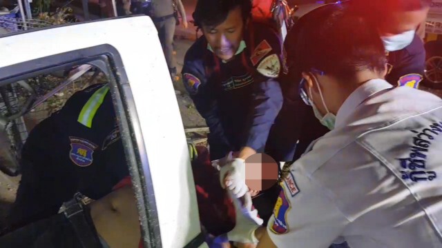 กระบะแหกโค้งชนวินาศสันตะโร