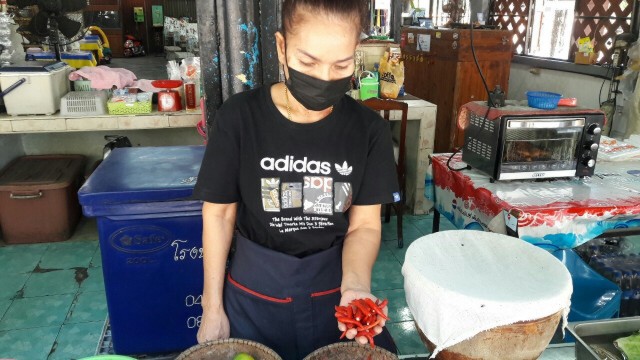 แม่ค้าส้มตำโคราชโอด พริกราคาแพงลิ่ว แทบไม่มีเงินจะซื้อ