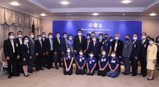 พลเอก ประวิตร วงษ์สุวรรณ รองนายก มอบเงินว่างงาน ให้ลูกจ้าง "บริษัทบอดี้แฟชั่นฯ" นครสวรรค์