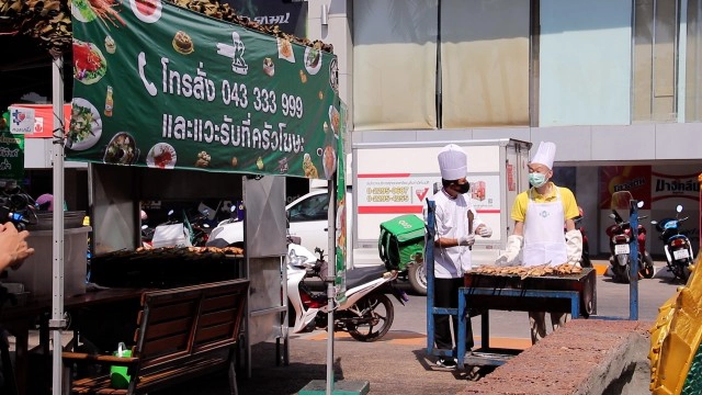 "โรงแรมโฆษะ"ไม่เลย์ออฟพนง. ปรับตัวขายไก่ย่างสู้โควิดอีกรอบ