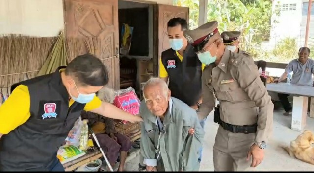 ไม่รอเบี้ยยังชีพ คุณตาอายุเกือบ100ปีใช้เวลาว่างทำไม้กวาดขาย